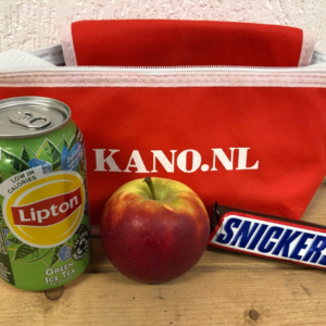 snackpakket bestaande uit fris/fruitdrank, stuk fruit en een candybar