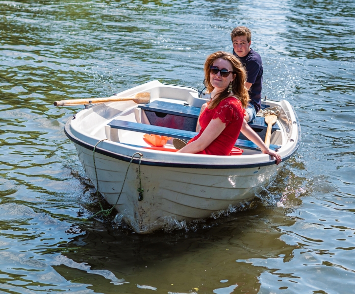 Motorboot van Lekker aan de Linge in Enspijk